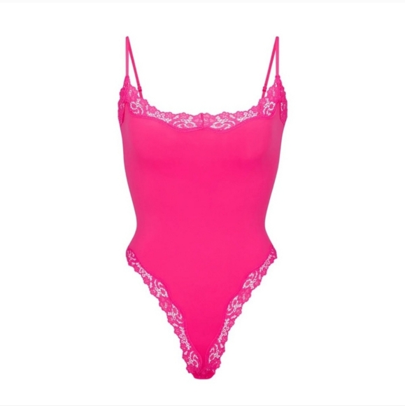 SKIMS FITS EVERYBODY CORDED LACE CAMI BODYSUIT- color NEON ROSE- size M NEW - Picture 1 of 3